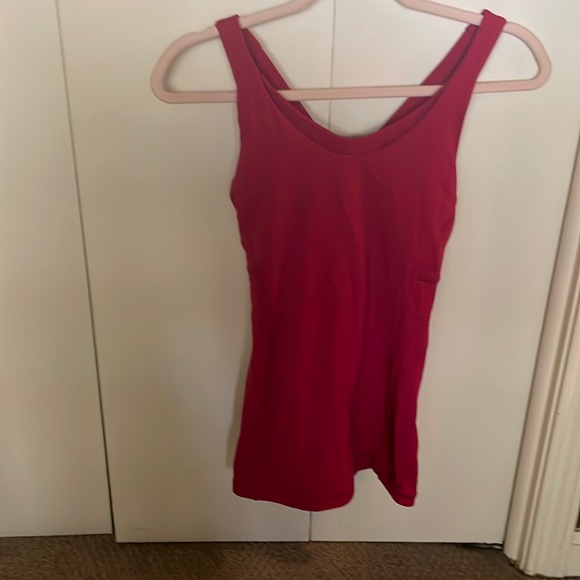 Lululemon size 6 running tank with built-in bra. Excellent condition - Picture 1 of 5